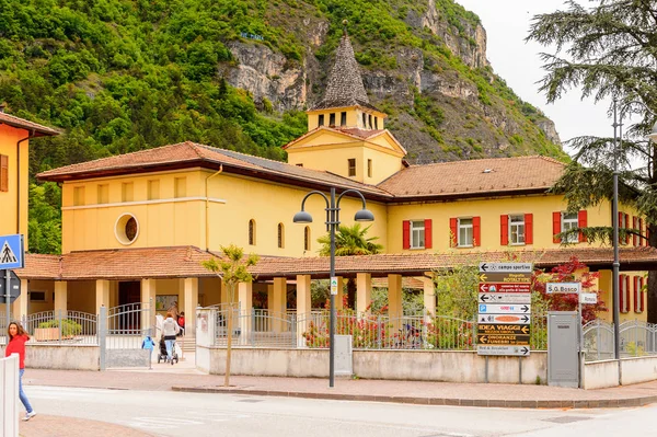 Mezzocorona, İtalya - 2 Mayıs 2016: Mezzocorona, İtalya'da dağın önündeki evler. Kuzey İtalya bölgesinde Trentino-Alto Adige Sudtirol Trentino bir komün