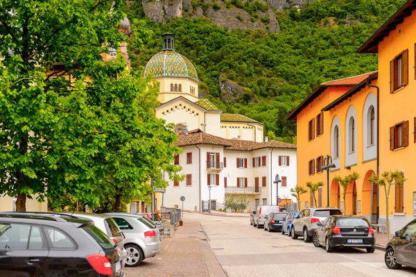 Mezzocorona, İtalya - 2 Mayıs 2016: Mezzocorona,İtalya'nın mimarisi. Kuzey İtalya bölgesinde Trentino-Alto Adige Sudtirol Trentino bir komün