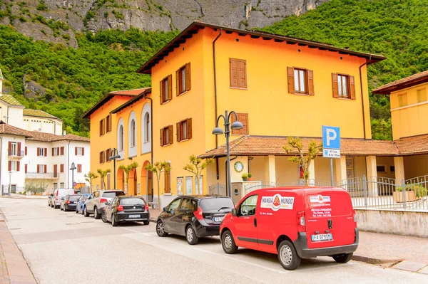 Mezzocorona, İtalya - 2 Mayıs 2016: Mezzocorona, İtalya'da dağın önündeki evler. Kuzey İtalya bölgesinde Trentino-Alto Adige Sudtirol Trentino bir komün