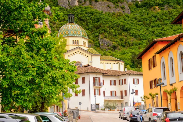 Mezzocorona, İtalya - 2 Mayıs 2016: Mezzocorona,İtalya'nın mimarisi. Kuzey İtalya bölgesinde Trentino-Alto Adige Sudtirol Trentino bir komün