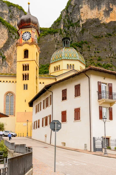 Mezzocorona, İtalya - 2 Mayıs 2016: Mezzocorona, İtalya'da kilise. Kuzey İtalya bölgesinde Trentino-Alto Adige Sudtirol Trentino bir komün