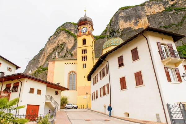 Mezzocorona, İtalya - 2 Mayıs 2016: Mezzocorona, İtalya'da kilise. Kuzey İtalya bölgesinde Trentino-Alto Adige Sudtirol Trentino bir komün