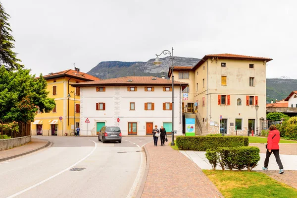 Mezzocorona, İtalya - 2 Mayıs 2016: Mezzocorona,İtalya'nın mimarisi. Kuzey İtalya bölgesinde Trentino-Alto Adige Sudtirol Trentino bir komün