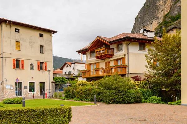 Mezzocorona, İtalya - 2 Mayıs 2016: Mezzocorona,İtalya'nın mimarisi. Kuzey İtalya bölgesinde Trentino-Alto Adige Sudtirol Trentino bir komün