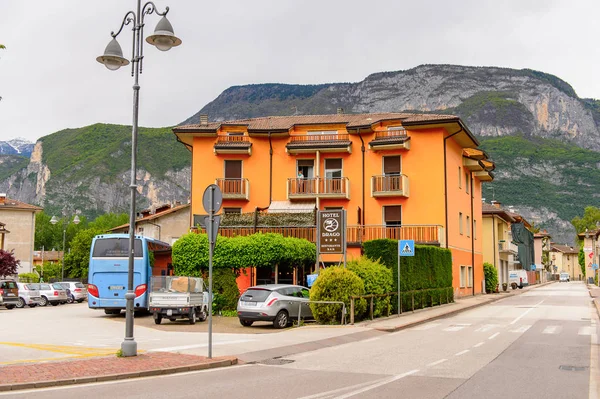 Mezzocorona, İtalya - 2 Mayıs 2016: Mezzocorona,İtalya'nın mimarisi. Kuzey İtalya bölgesinde Trentino-Alto Adige Sudtirol Trentino bir komün
