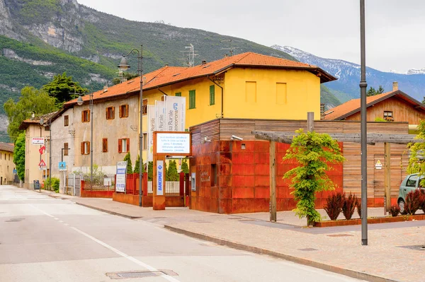 Mezzocorona, İtalya - 2 Mayıs 2016: Mezzocorona,İtalya'nın mimarisi. Kuzey İtalya bölgesinde Trentino-Alto Adige Sudtirol Trentino bir komün