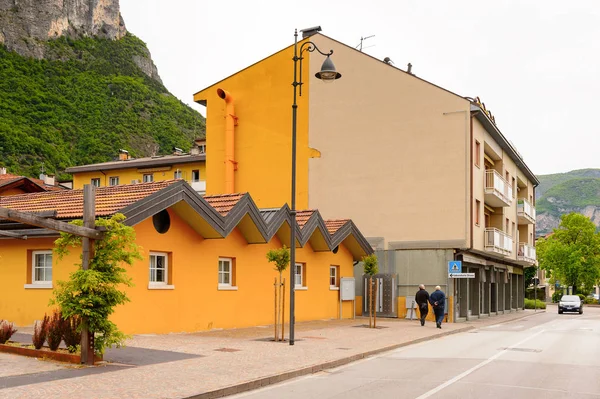 Mezzocorona, İtalya - 2 Mayıs 2016: Mezzocorona,İtalya'nın mimarisi. Kuzey İtalya bölgesinde Trentino-Alto Adige Sudtirol Trentino bir komün