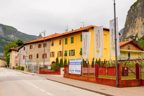 Mezzocorona, İtalya - 2 Mayıs 2016: Mezzocorona,İtalya'nın mimarisi. Kuzey İtalya bölgesinde Trentino-Alto Adige Sudtirol Trentino bir komün