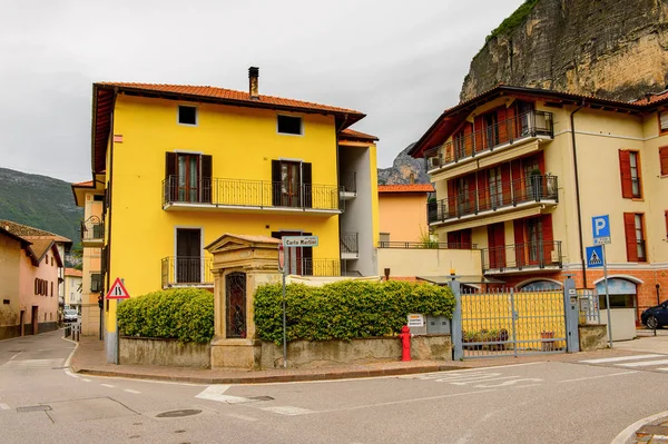 Mezzocorona, İtalya - 2 Mayıs 2016: Mezzocorona,İtalya'nın mimarisi. Kuzey İtalya bölgesinde Trentino-Alto Adige Sudtirol Trentino bir komün