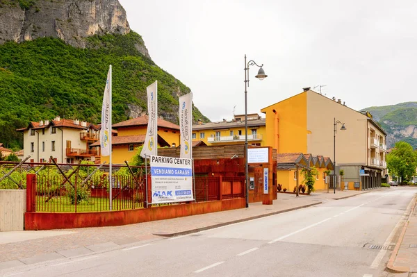 Mezzocorona, İtalya - 2 Mayıs 2016: Mezzocorona,İtalya'nın mimarisi. Kuzey İtalya bölgesinde Trentino-Alto Adige Sudtirol Trentino bir komün