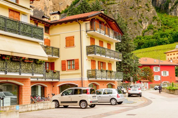 Mezzocorona, İtalya - 2 Mayıs 2016: Mezzocorona,İtalya'nın mimarisi. Kuzey İtalya bölgesinde Trentino-Alto Adige Sudtirol Trentino bir komün