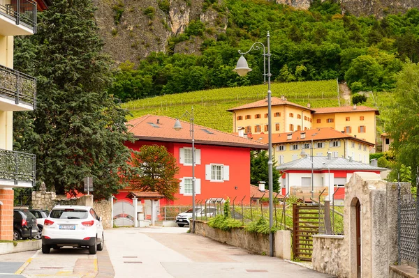 Mezzocorona, İtalya - 2 Mayıs 2016: Mezzocorona,İtalya'nın mimarisi. Kuzey İtalya bölgesinde Trentino-Alto Adige Sudtirol Trentino bir komün