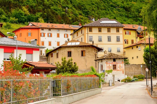 Mezzocorona, İtalya - 2 Mayıs 2016: Mezzocorona,İtalya'nın mimarisi. Kuzey İtalya bölgesinde Trentino-Alto Adige Sudtirol Trentino bir komün