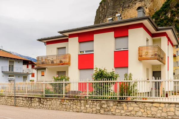 Mezzocorona, İtalya - 2 Mayıs 2016: Mezzocorona,İtalya'nın mimarisi. Kuzey İtalya bölgesinde Trentino-Alto Adige Sudtirol Trentino bir komün