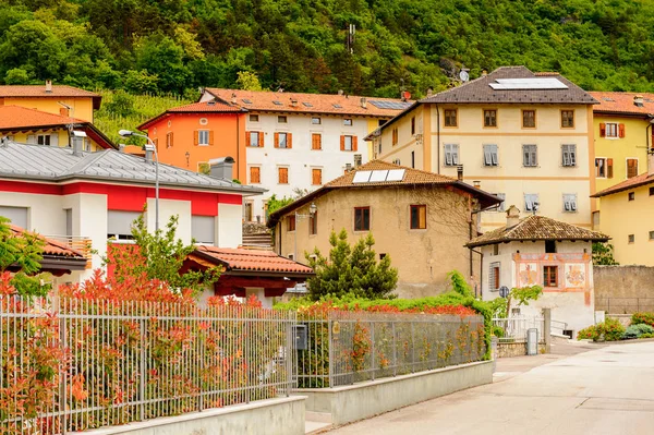 Mezzocorona, İtalya - 2 Mayıs 2016: Mezzocorona,İtalya'nın mimarisi. Kuzey İtalya bölgesinde Trentino-Alto Adige Sudtirol Trentino bir komün