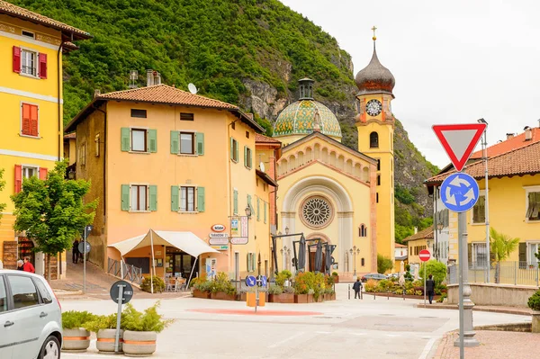 Mezzocorona, İtalya - 2 Mayıs 2016: Mezzocorona, İtalya'daki Katolik kilisesi. Kuzey İtalya bölgesinde Trentino-Alto Adige Sudtirol Trentino bir komün