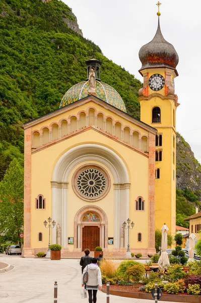 Mezzocorona, İtalya - 2 Mayıs 2016: Mezzocorona, İtalya'daki Katolik kilisesi. Kuzey İtalya bölgesinde Trentino-Alto Adige Sudtirol Trentino bir komün