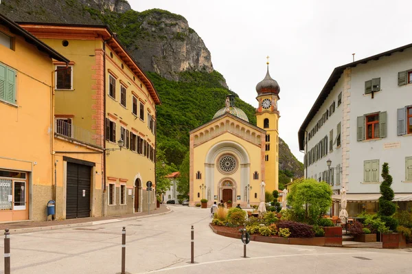 Mezzocorona, İtalya - 2 Mayıs 2016: Mezzocorona, İtalya'daki Katolik kilisesi. Kuzey İtalya bölgesinde Trentino-Alto Adige Sudtirol Trentino bir komün