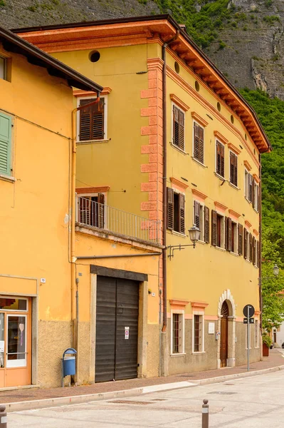 Mezzocorona, İtalya - 2 Mayıs 2016: Mezzocorona,İtalya'nın mimarisi. Kuzey İtalya bölgesinde Trentino-Alto Adige Sudtirol Trentino bir komün