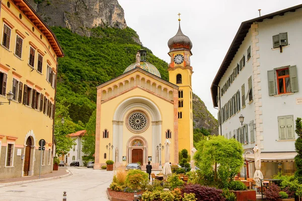 Mezzocorona, İtalya - 2 Mayıs 2016: Mezzocorona, İtalya'daki Katolik kilisesi. Kuzey İtalya bölgesinde Trentino-Alto Adige Sudtirol Trentino bir komün