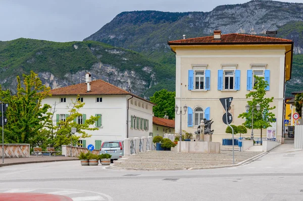 Mezzocorona, İtalya - 2 Mayıs 2016: Mezzocorona,İtalya'nın mimarisi. Kuzey İtalya bölgesinde Trentino-Alto Adige Sudtirol Trentino bir komün