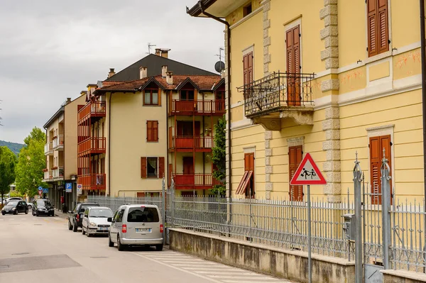Mezzocorona, İtalya - 2 Mayıs 2016: Mezzocorona,İtalya'nın mimarisi. Kuzey İtalya bölgesinde Trentino-Alto Adige Sudtirol Trentino bir komün