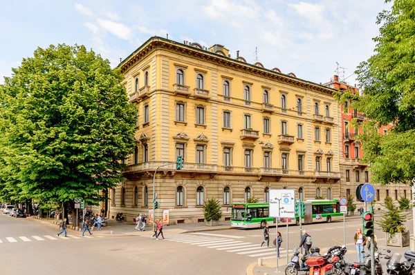 Milano, İtalya - 2 Mayıs 2014: Lombardiya'nın başkenti Milano'nun merkezinin mimarisi. Milan, 2015 Universal Fuarı'na ev sahipliği yapıyor