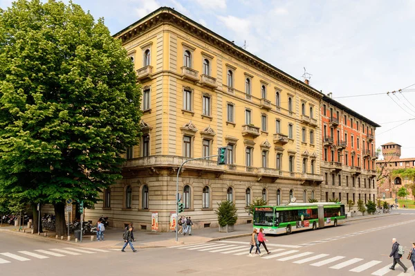 Milano, İtalya - 2 Mayıs 2014: Lombardiya'nın başkenti Milano'nun merkezinin mimarisi. Milan, 2015 Universal Fuarı'na ev sahipliği yapıyor