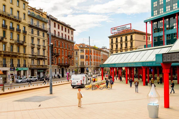 Milano, İtalya - 2 Mayıs 2014: Malpensa ekspres istasyonu, Milano, Lombardiya'nın başkenti, İtalya. Milan, 2015 Universal Fuarı'na ev sahipliği yapıyor