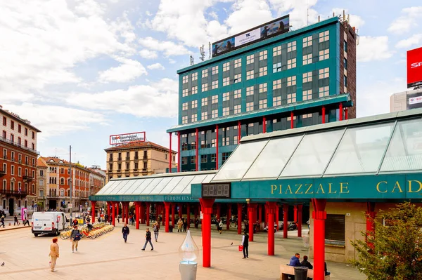 Milano, İtalya - 2 Mayıs 2014: Malpensa ekspres istasyonu, Milano, Lombardiya'nın başkenti, İtalya. Milan, 2015 Universal Fuarı'na ev sahipliği yapıyor