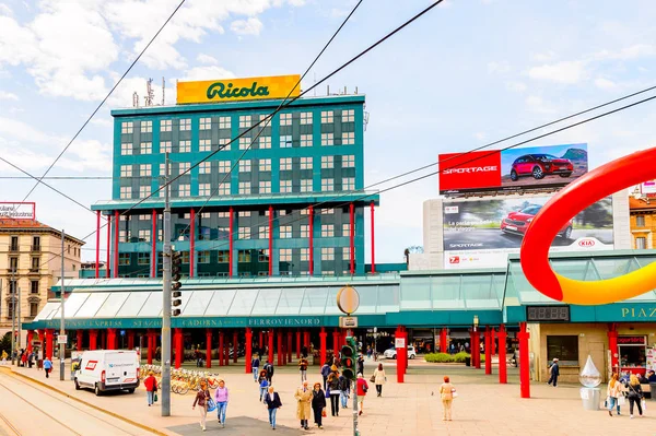 Milano, İtalya - 2 Mayıs 2014: Malpensa ekspres istasyonu, Milano, Lombardiya'nın başkenti, İtalya. Milan, 2015 Universal Fuarı'na ev sahipliği yapıyor