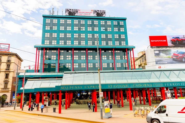 Milano, İtalya - 2 Mayıs 2014: Malpensa ekspres istasyonu, Milano, Lombardiya'nın başkenti, İtalya. Milan, 2015 Universal Fuarı'na ev sahipliği yapıyor