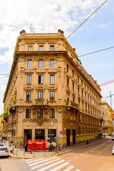 Milano, İtalya - 2 Mayıs 2014: Lombardiya'nın başkenti Milano'nun merkezinin mimarisi. Milan, 2015 Universal Fuarı'na ev sahipliği yapıyor