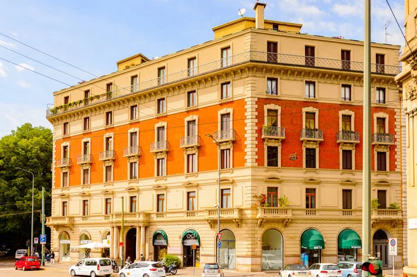 Milano, İtalya - 2 Mayıs 2014: Lombardiya'nın başkenti Milano'nun merkezinin mimarisi. Milan, 2015 Universal Fuarı'na ev sahipliği yapıyor