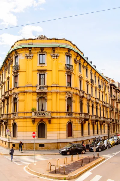 Milano, İtalya - 2 Mayıs 2014: Lombardiya'nın başkenti Milano'nun merkezinin mimarisi. Milan, 2015 Universal Fuarı'na ev sahipliği yapıyor