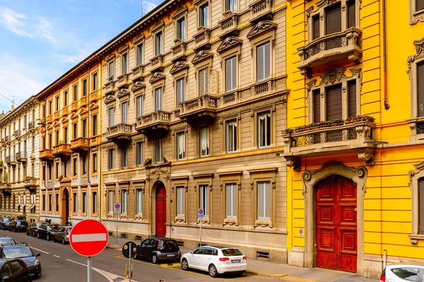 Milano, İtalya - 2 Mayıs 2014: Lombardiya'nın başkenti Milano'nun merkezinin mimarisi. Milan, 2015 Universal Fuarı'na ev sahipliği yapıyor