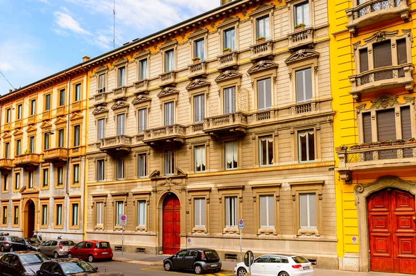 Milano, İtalya - 2 Mayıs 2014: Lombardiya'nın başkenti Milano'nun merkezinin mimarisi. Milan, 2015 Universal Fuarı'na ev sahipliği yapıyor