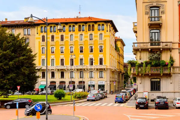 Milano, İtalya - 2 Mayıs 2014: Lombardiya'nın başkenti Milano'nun merkezinin mimarisi. Milan, 2015 Universal Fuarı'na ev sahipliği yapıyor