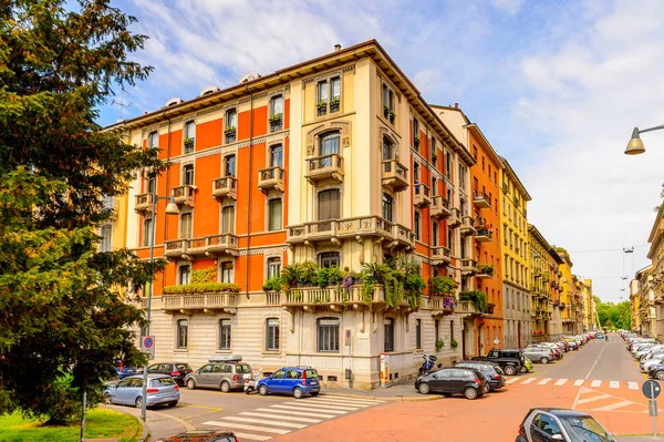 Milano, İtalya - 2 Mayıs 2014: Lombardiya'nın başkenti Milano'nun merkezinin mimarisi. Milan, 2015 Universal Fuarı'na ev sahipliği yapıyor