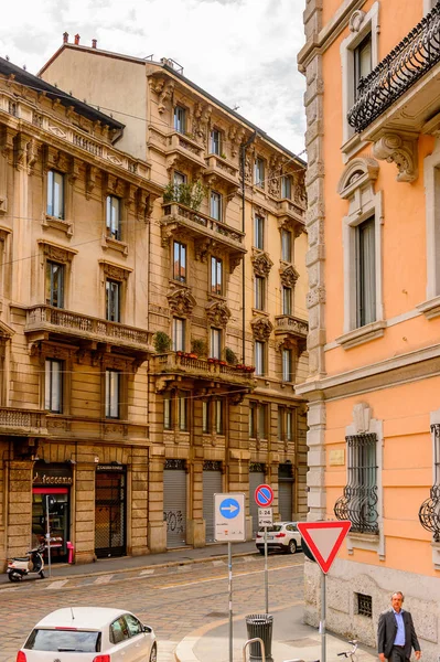 Milano, İtalya - 2 Mayıs 2014: Lombardiya'nın başkenti Milano'nun merkezinin mimarisi. Milan, 2015 Universal Fuarı'na ev sahipliği yapıyor