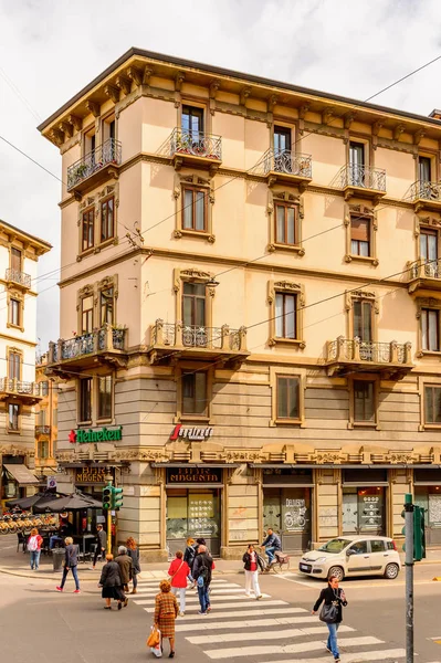 Milano, İtalya - 2 Mayıs 2014: Lombardiya'nın başkenti Milano'nun merkezinin mimarisi. Milan, 2015 Universal Fuarı'na ev sahipliği yapıyor