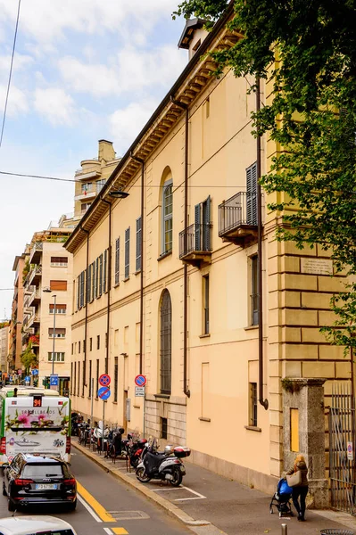 Milano, İtalya - 2 Mayıs 2014: Lombardiya'nın başkenti Milano'nun merkezinin mimarisi. Milan, 2015 Universal Fuarı'na ev sahipliği yapıyor