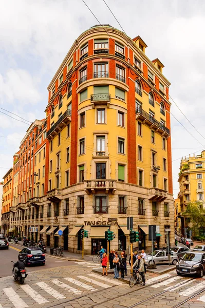 Milano, İtalya - 2 Mayıs 2014: Lombardiya'nın başkenti Milano'nun merkezinin mimarisi. Milan, 2015 Universal Fuarı'na ev sahipliği yapıyor