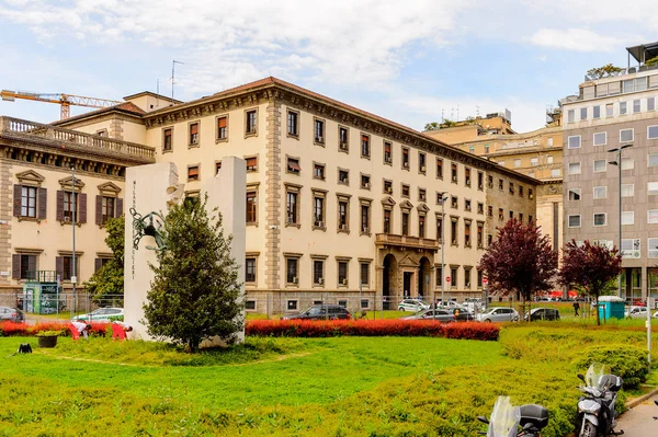 Milano, İtalya - 2 Mayıs 2014: Lombardiya'nın başkenti Milano'nun merkezinin mimarisi. Milan, 2015 Universal Fuarı'na ev sahipliği yapıyor