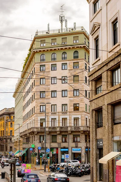 Milano, İtalya - 2 Mayıs 2014: Lombardiya'nın başkenti Milano'nun merkezinin mimarisi. Milan, 2015 Universal Fuarı'na ev sahipliği yapıyor