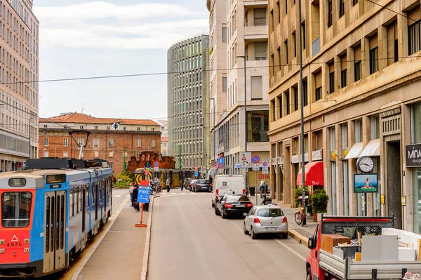Milano, İtalya - 2 Mayıs 2014: Lombardiya'nın başkenti Milano'nun merkezinde tramvay. Milan, 2015 Universal Fuarı'na ev sahipliği yapıyor