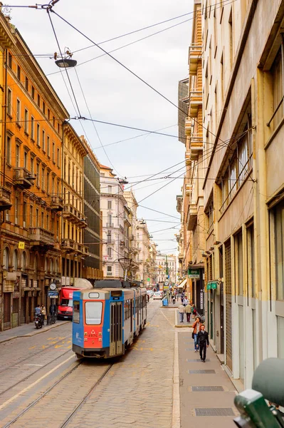 Milano, İtalya - 2 Mayıs 2014: Lombardiya'nın başkenti Milano'nun merkezinin mimarisi. Milan, 2015 Universal Fuarı'na ev sahipliği yapıyor