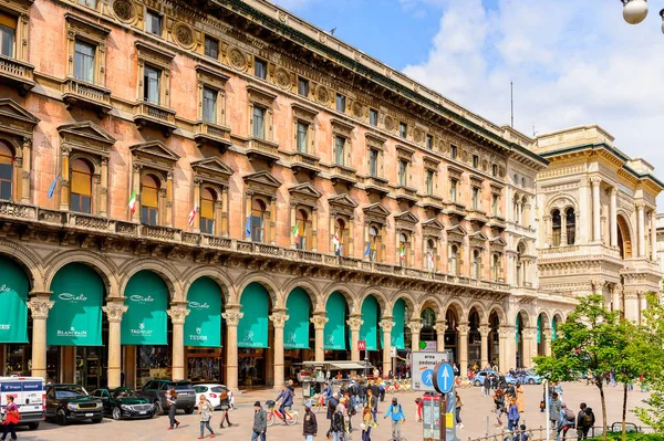 Milano, İtalya - 2 Mayıs 2016: Piazza di Duomo di Milano (Milano Kubbesi), Milano, İtalya. Saint Mary'nin Doğuşu Metropolitan Katedrali-Bazilikası