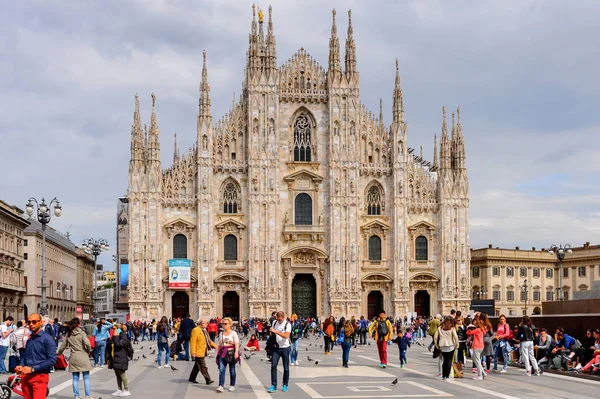 Milano, İtalya - 2 Mayıs 2016: Piazza di Duomo di Milano (Milano Kubbesi), Milano, İtalya. Saint Mary'nin Doğuşu Metropolitan Katedrali-Bazilikası