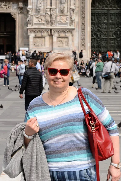 Milano, İtalya - 2 Mayıs 2016: Piazza di Duomo di Milano (Milano Kubbesi), Milano, İtalya. Saint Mary'nin Doğuşu Metropolitan Katedrali-Bazilikası